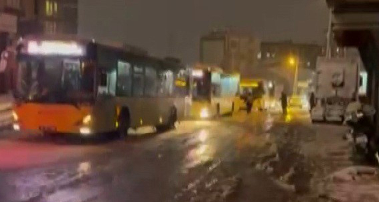 Pendik’te ekipler karları temizledi, lastiği uygun olmayan İETT otobüsü yolda kaldı