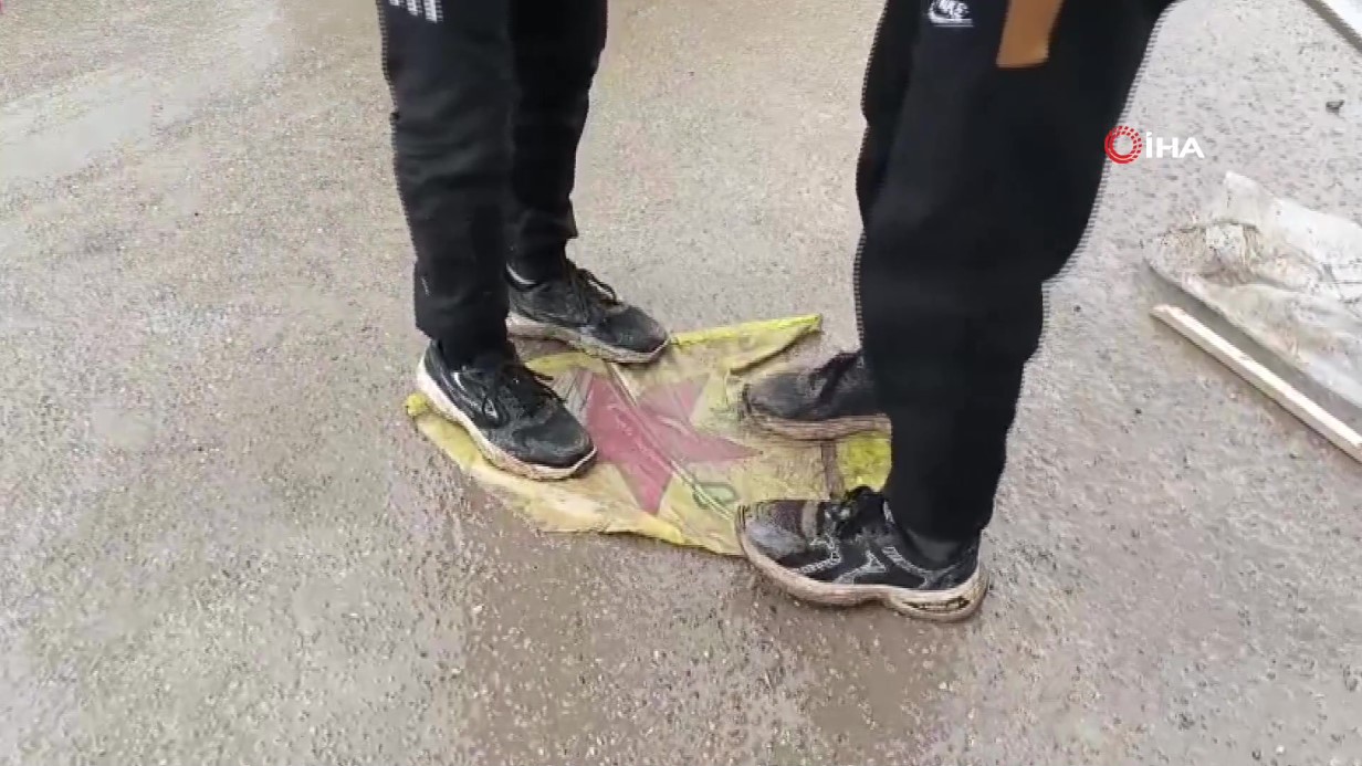 Terör örgütü SDG’den kurtarılan Tabka’da halk, teröristlerin afişlerini parçaladı