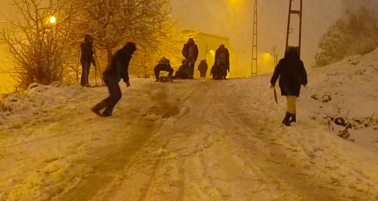 İstanbul’da kar sonrası sokaklar oyun alanına döndü