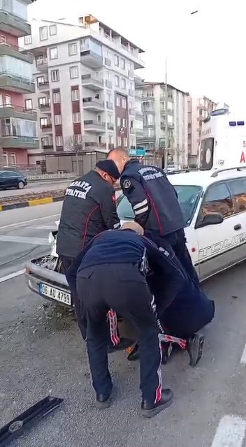 Isparta’da otomobil ışıklarda bekleyen araca çarptı: 1 yaralı