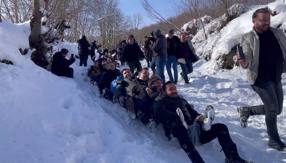Ordu’da kar yağışı eğlenceye dönüştü: 150 kişi aynı anda kaymaya çalıştı