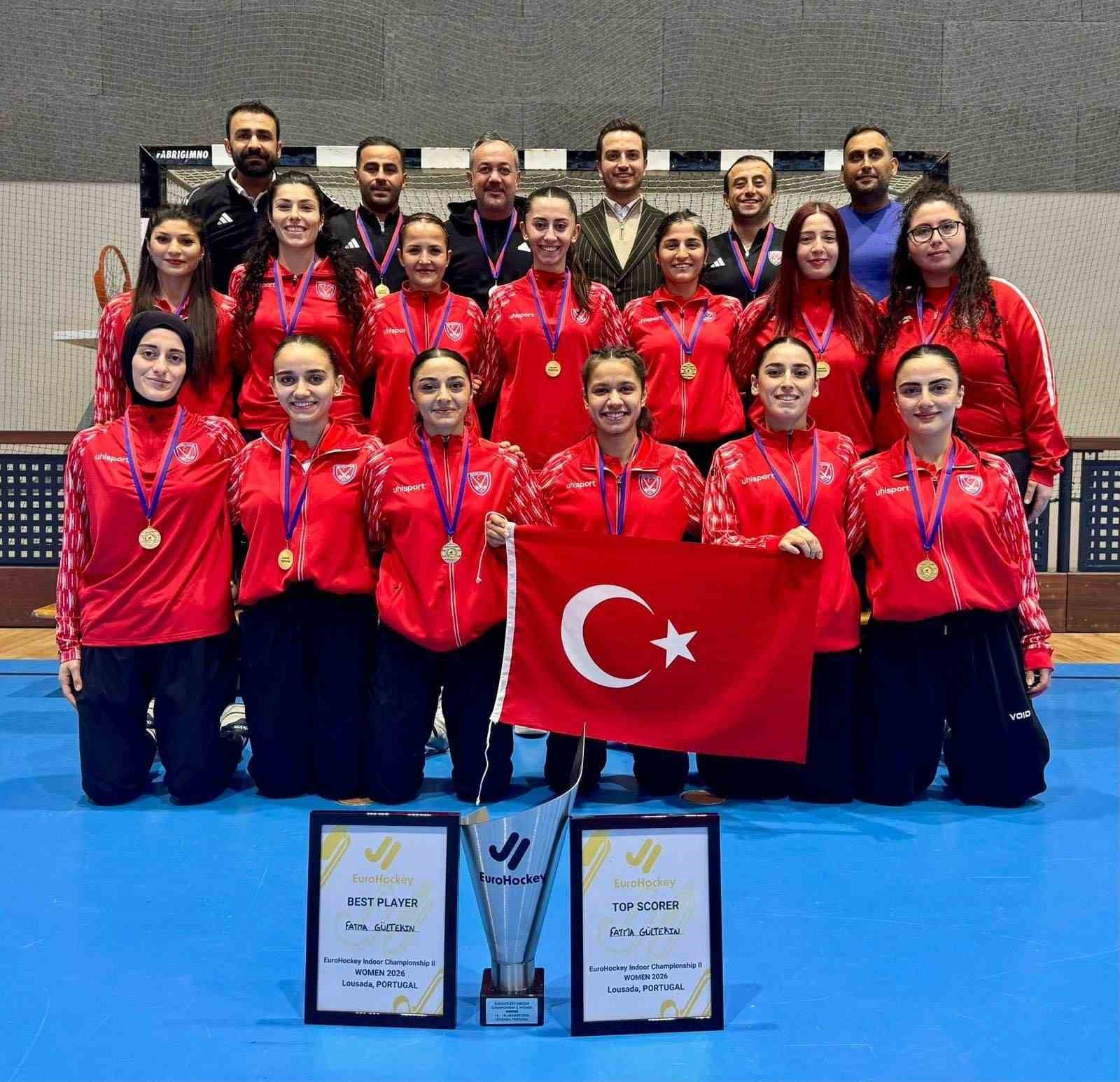 Türkiye Kadın Hokey Milli Takımı şampiyonluk kürsüsünde