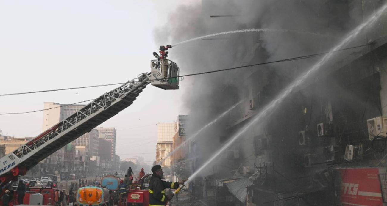 Pakistan'daki AVM yangınında can kaybı 14'e yükseldi, 70'ten fazla kişi kayıp