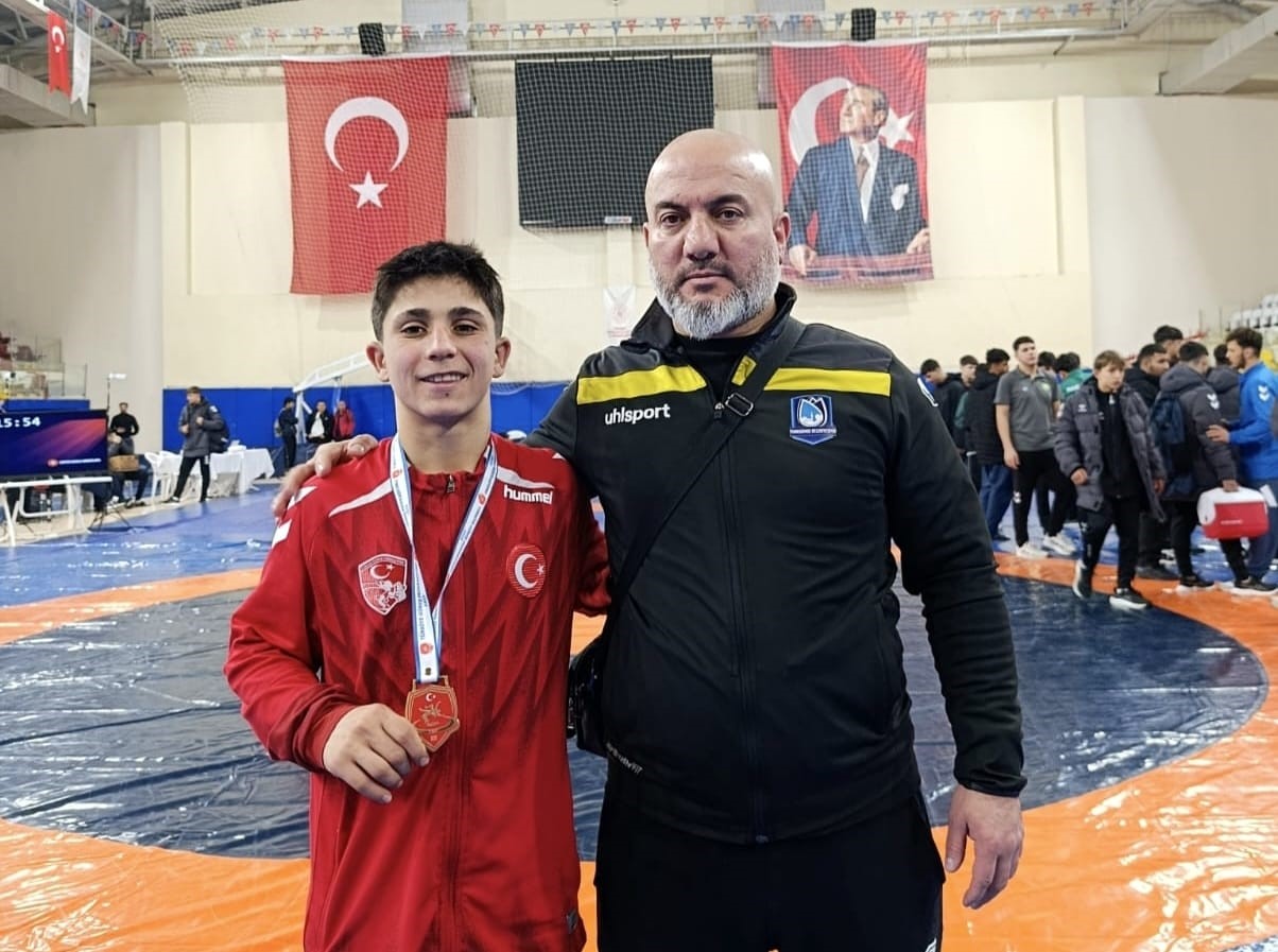 Kendinden iki yaş büyüklerle mücadele edip zirveye çıktı