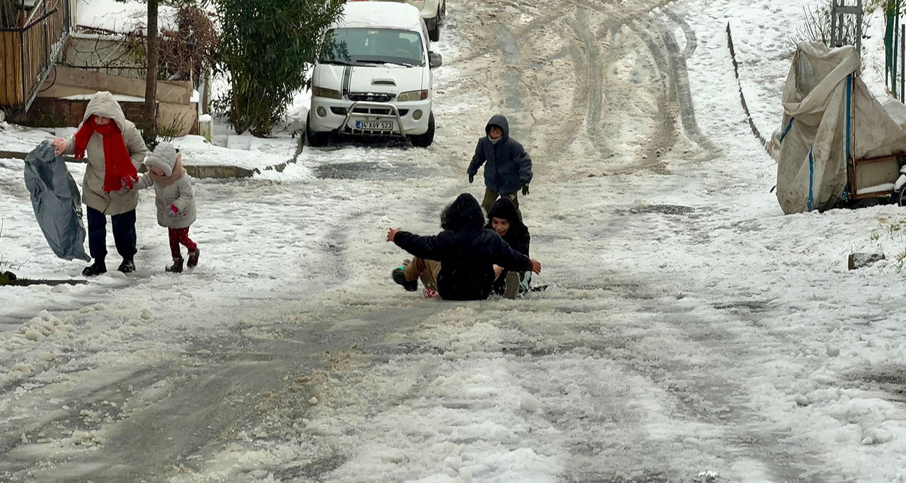 Arnavutköy’de kar yağışıyla kayak pistine dönen sokak dronla görüntüledi