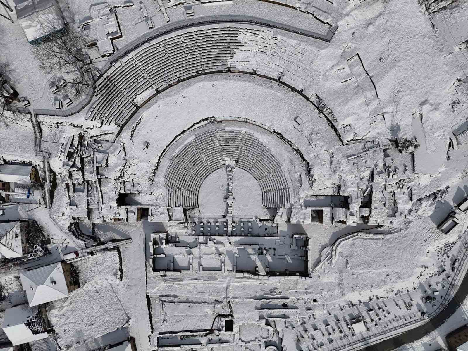 Antik kent karla kaplandı