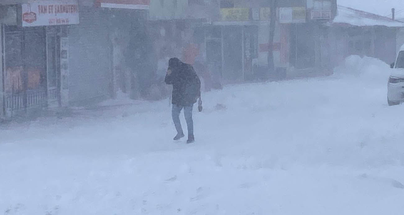 Bingöl Karlıova’da tipi ve fırtına hayatı felç etti: Esnaf kepenk kapattı