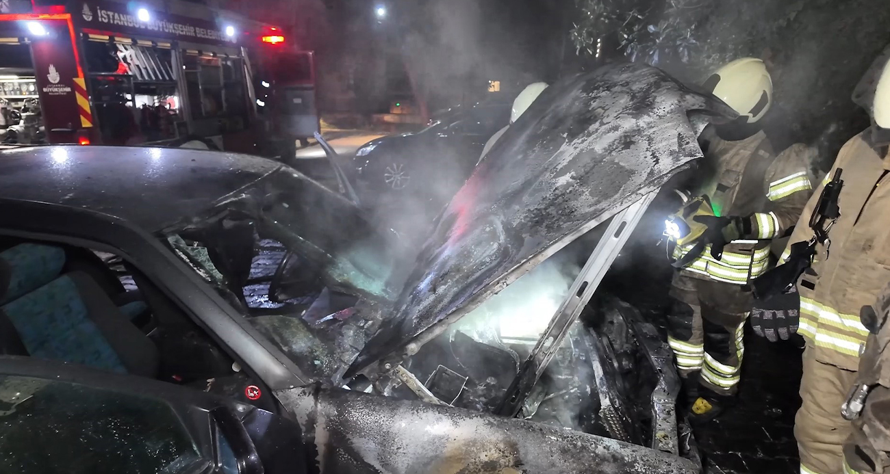 Kadıköy’de apartman otoparkında otomobil alev aldı