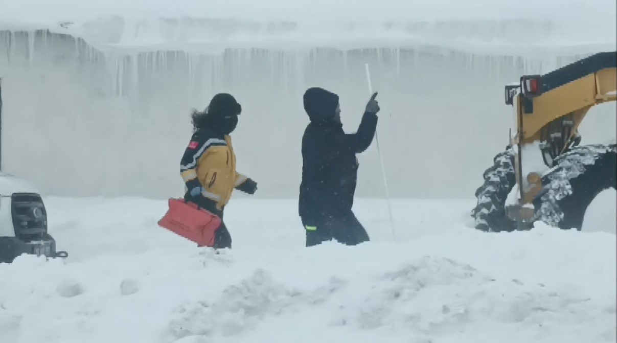 Kars’ta kar esaretine ‘özel’ müdahale: Ekipler bazı bölgelerde vakalara yaya ulaşıyor