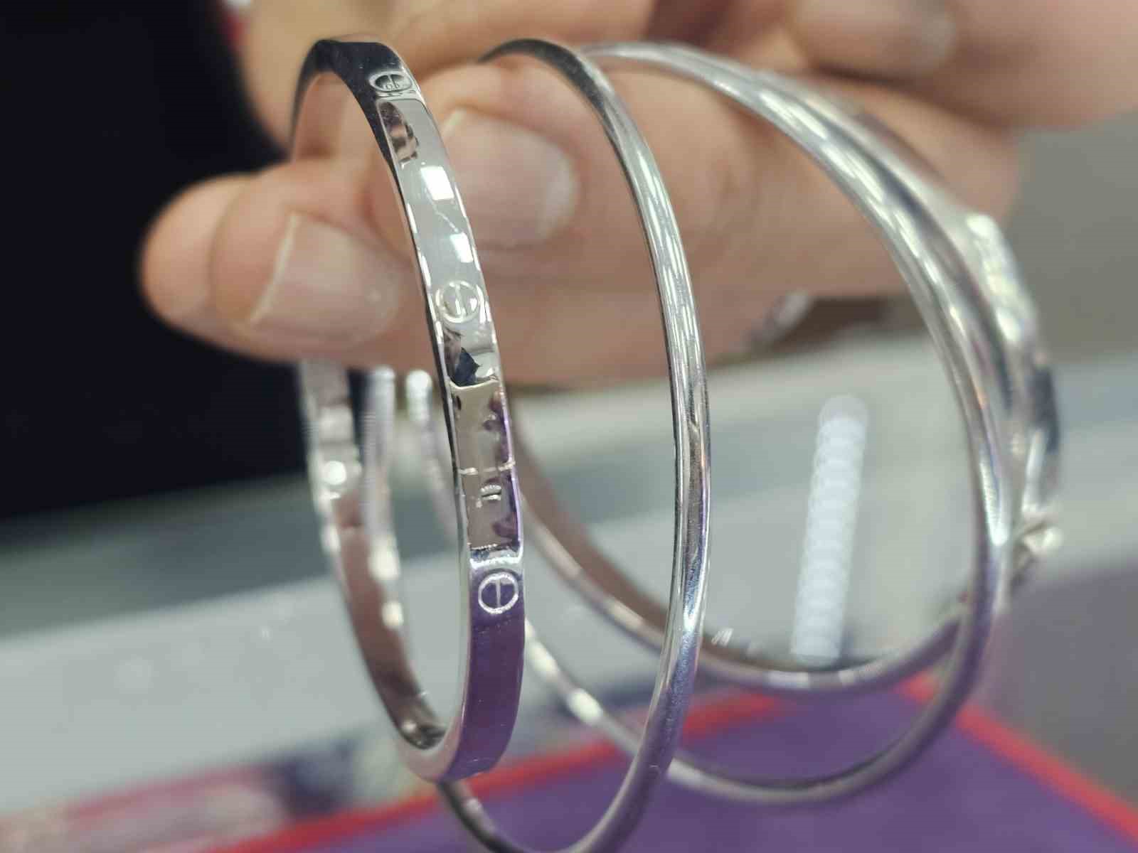 Fiyatlardaki artışlar, yatırım ve düğün takılarını değiştirdi: Altın bileziklerin yerini gümüş bilezikler alıyor