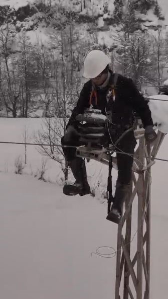 Artvin’de yoğun kar yağışına rağmen elektrik dağıtım şirketi çalışanları kesintisiz enerji için sahada
