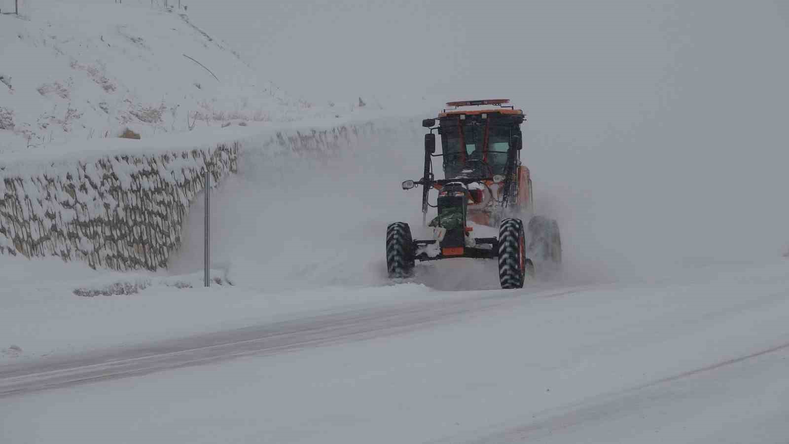 Van’da kardan dolayı kapanan 287 yoldan 89’u açıldı
