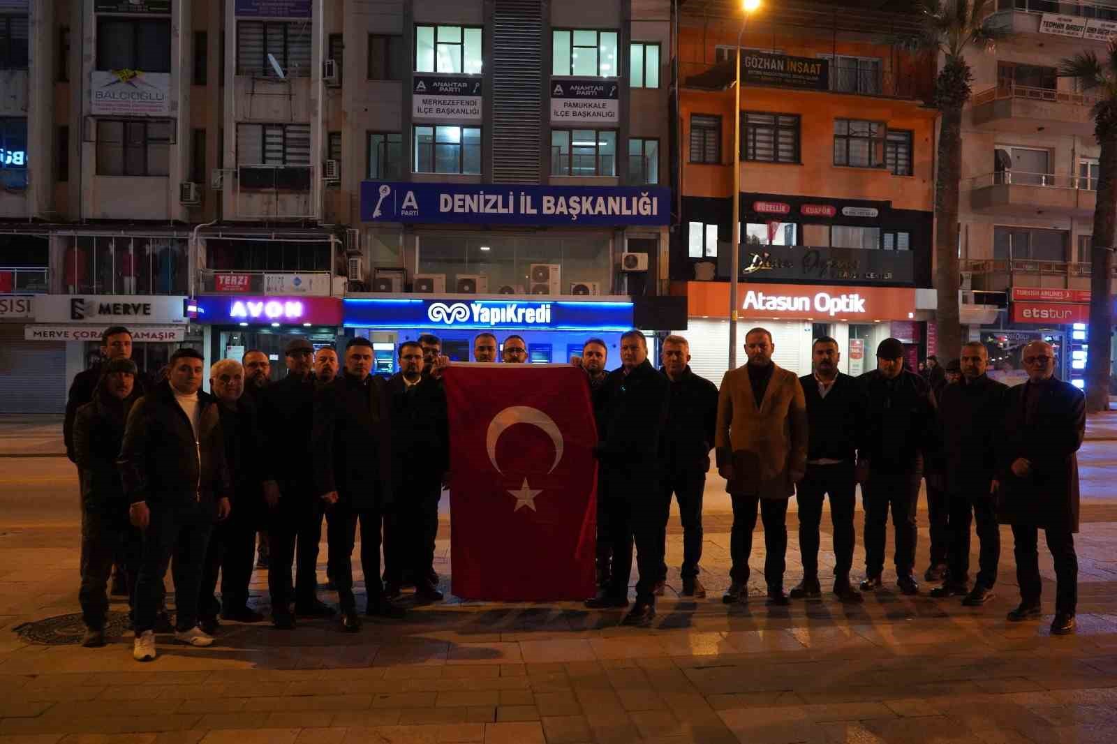 Anahtar Parti Denizli il binasına dev Türk bayrağı asıldı