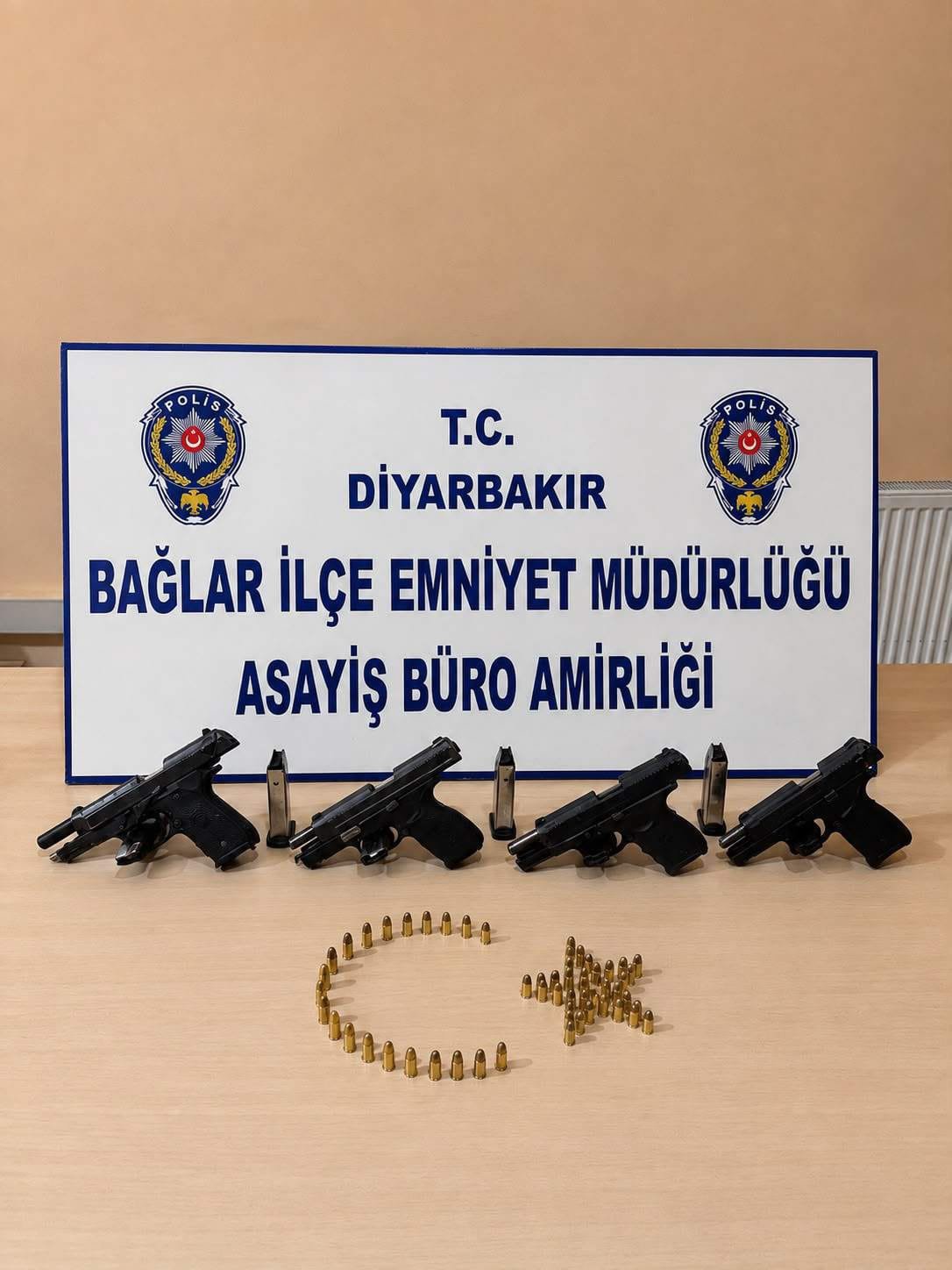 silahli-kavgaya-bakan-polis-hem-sahislari-yakaladi-hem-de-silahlari-ele-gecirdi
