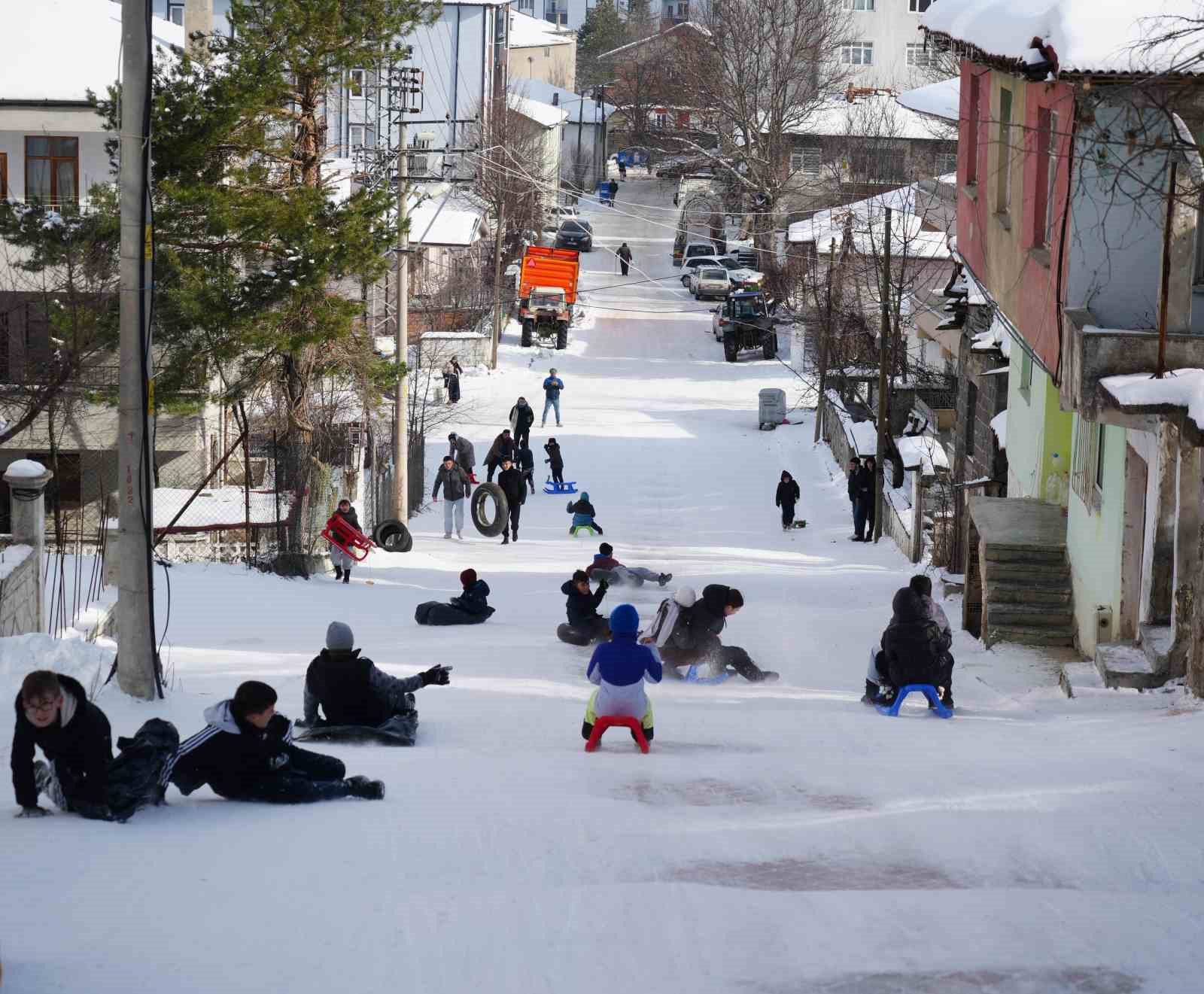 Muhtarın Yokuşu’nda çocukların kar eğlencesi