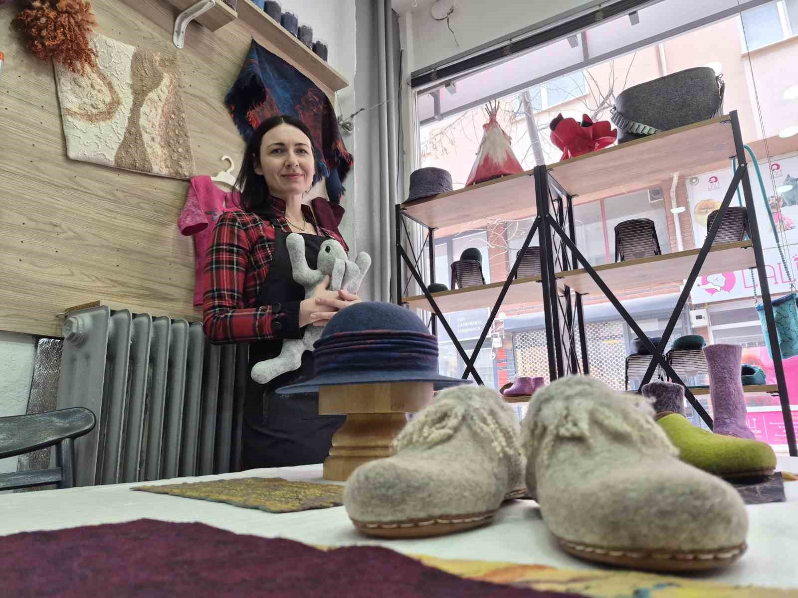 Rusya’da öğrendiği keçe ustalığını Eskişehir’de sürdürüyor