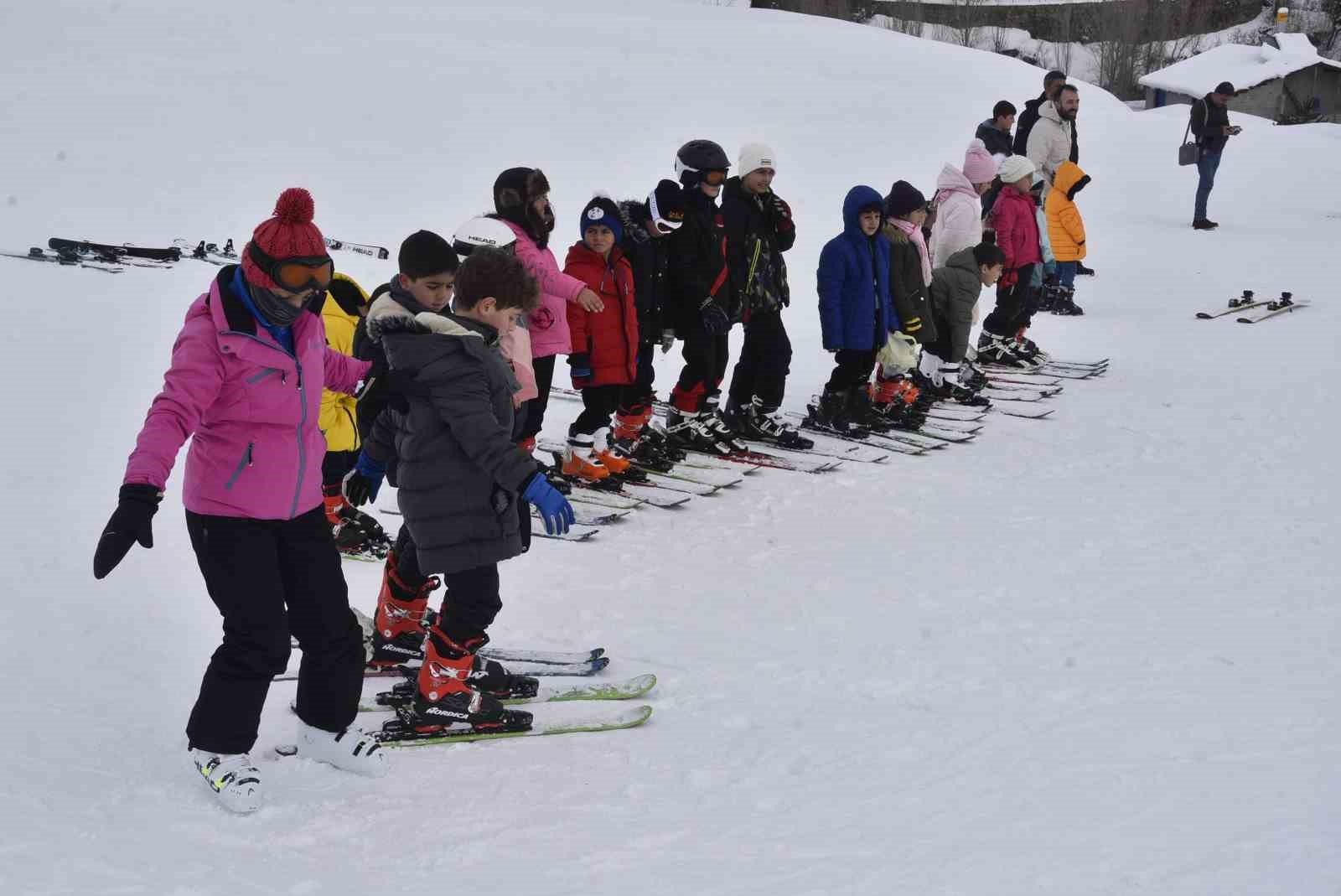 Bitlis’te çocuklar karne tatilinde kayak öğreniyor