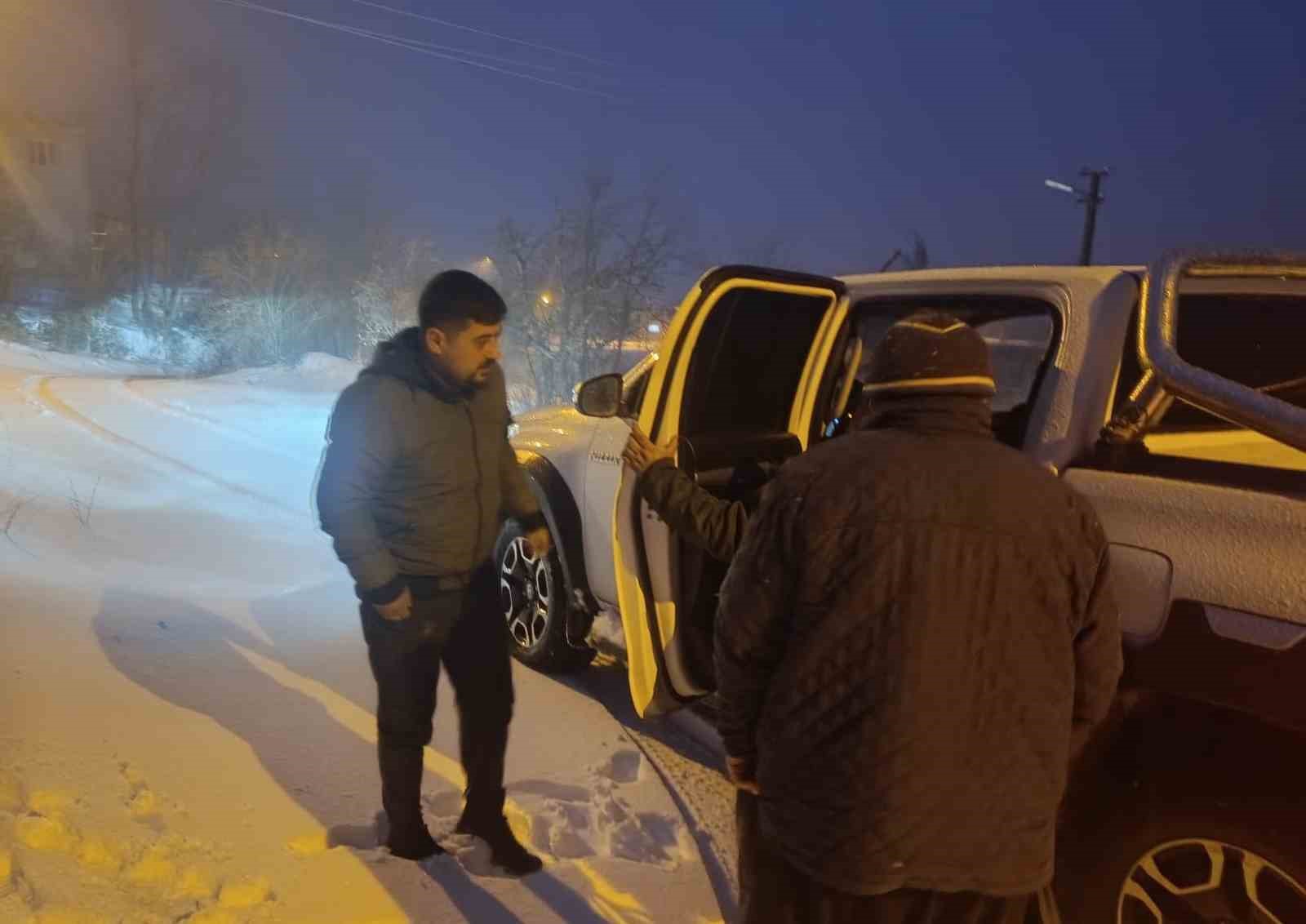 Osmaniye’de karda mahsur kalan iki kadını ekipler kurtardı