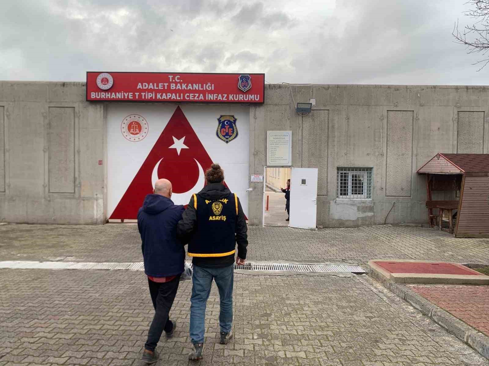 Ayvalık’ta kendisini Emniyet Müdürü olarak tanıtan şahsa operasyon