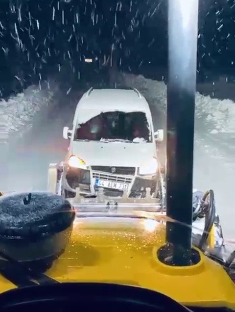 Mahsur kalan araçlar kurtarıldı