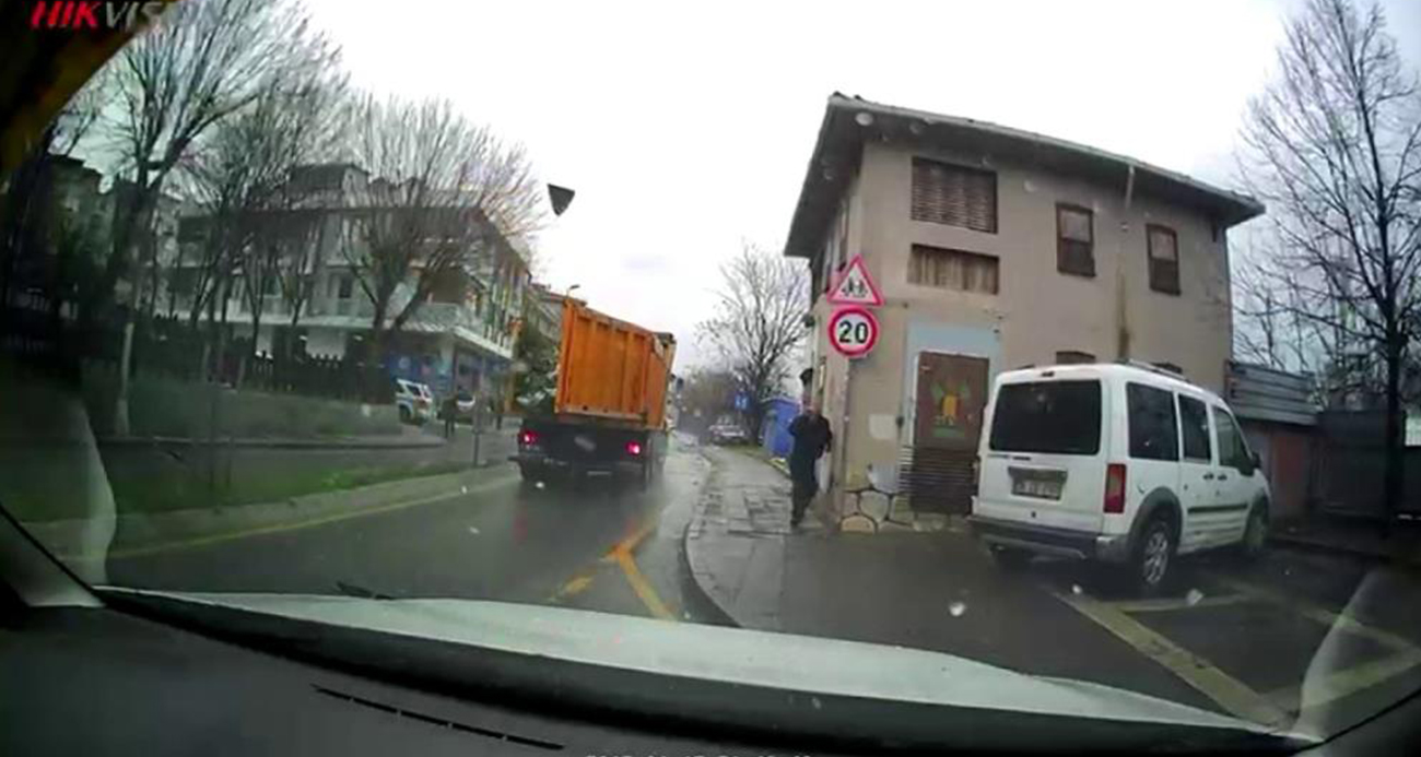 Üsküdar’da hafriyat kamyonunun açılan damper kapağı yayaya ve araçlara çarptı