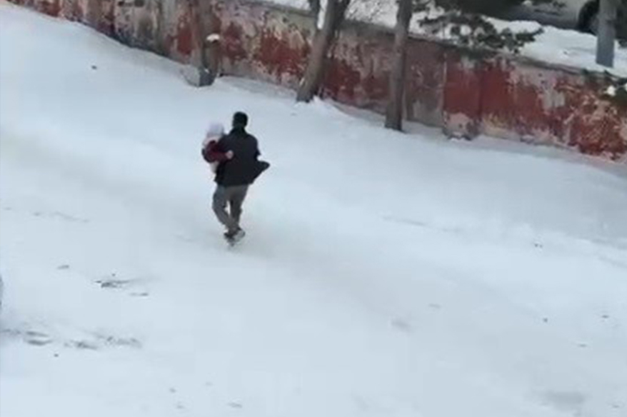 Kars’ta vefa dolu görüntü: Hasta annesini kucağında taşıdı