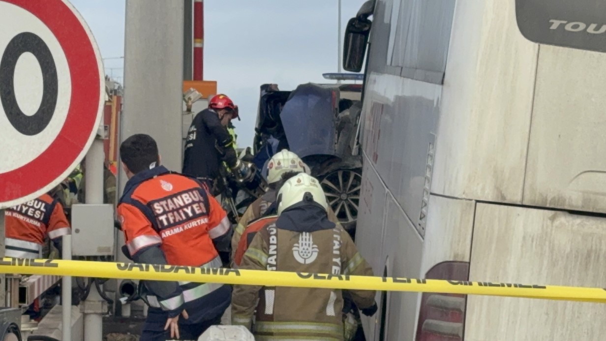 Silivri Kuzey Marmara Otoyolu’nda feci kaza: Yolcu otobüsüyle otomobil çarpıştı