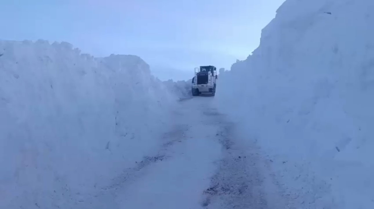 Yüksekova’da karla mücadele: İş makineleri boyunu aşan kar tünelleri oluştu