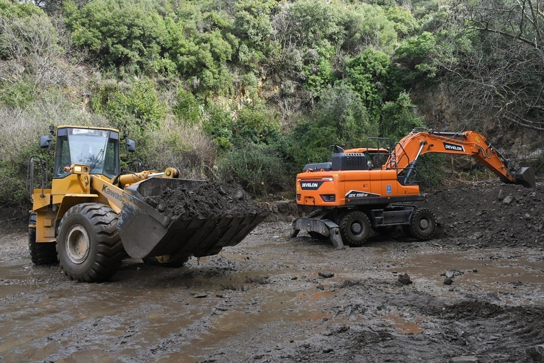 Kuşadası Belediyesi selin yaralarını sarmak için saha çalışmalarını sürdürüyor