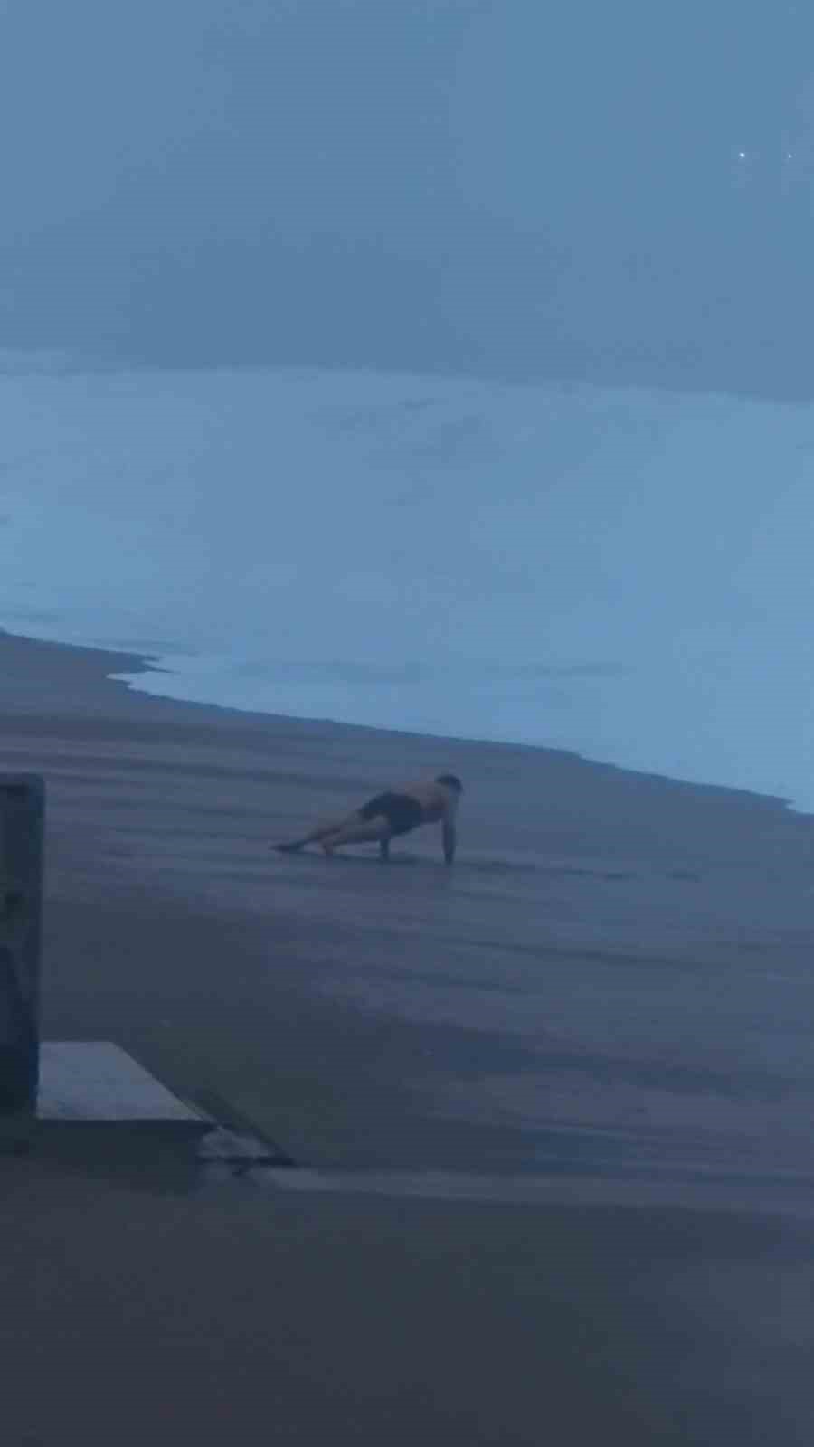 Sahilde şınav çekti, 2 metrelik dalgaları görünce koşarak kaçtı