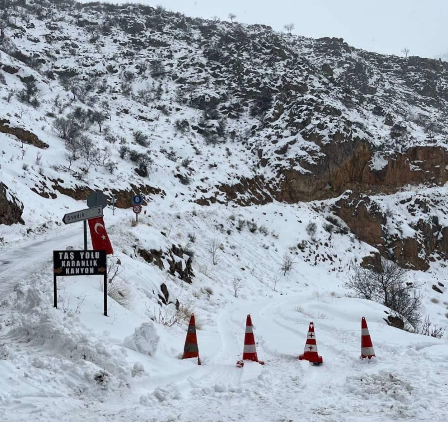 Taşyolu’nda çığ düştü, güzergâh ulaşıma kapatıldı