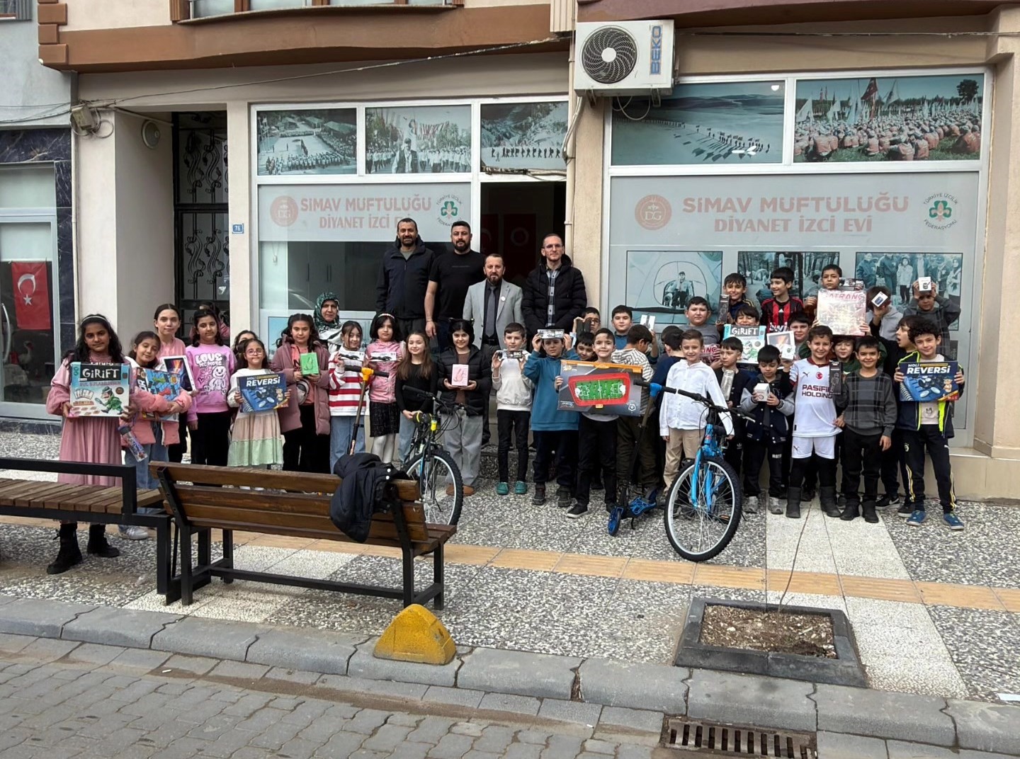 Simav Diyanet Genç Ofisi’nden öğrencilere hediye sürprizi