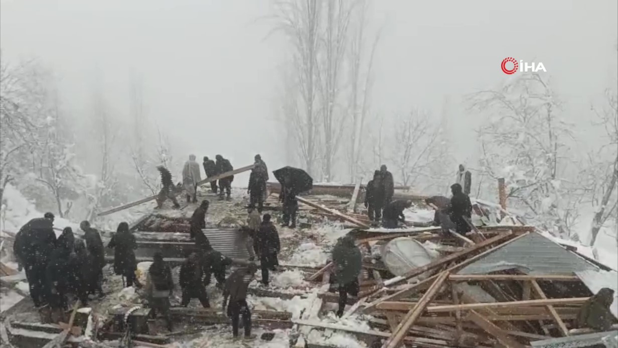 Pakistan'da kar yağışı felakete dönüştü: 11 ölü