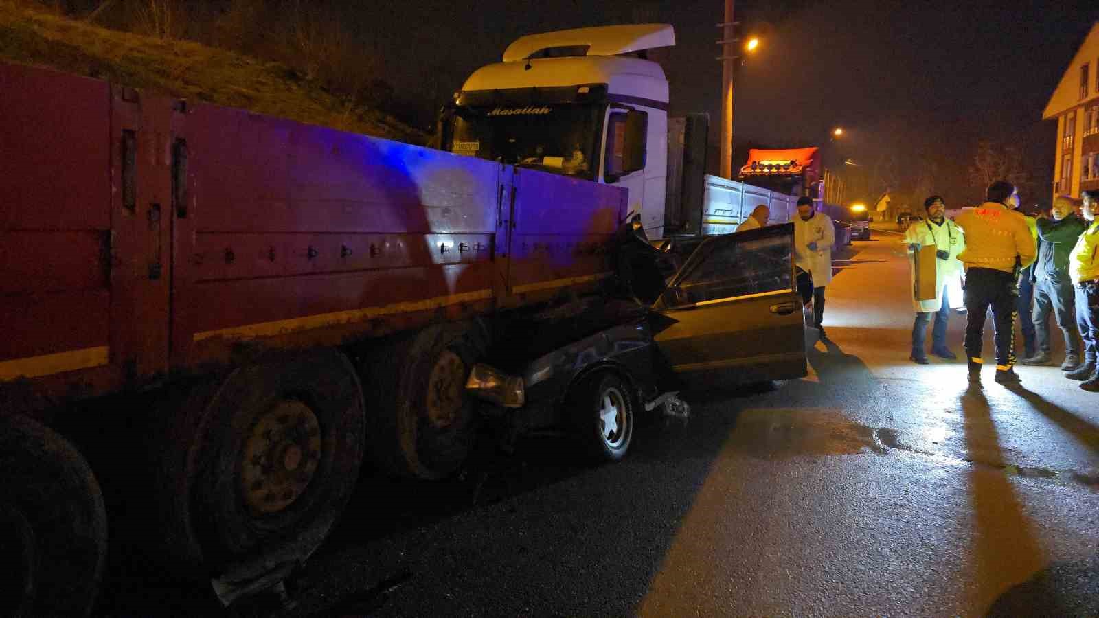 Tofaş tıra ok gibi saplandı: 1’i ağır 2 yaralı