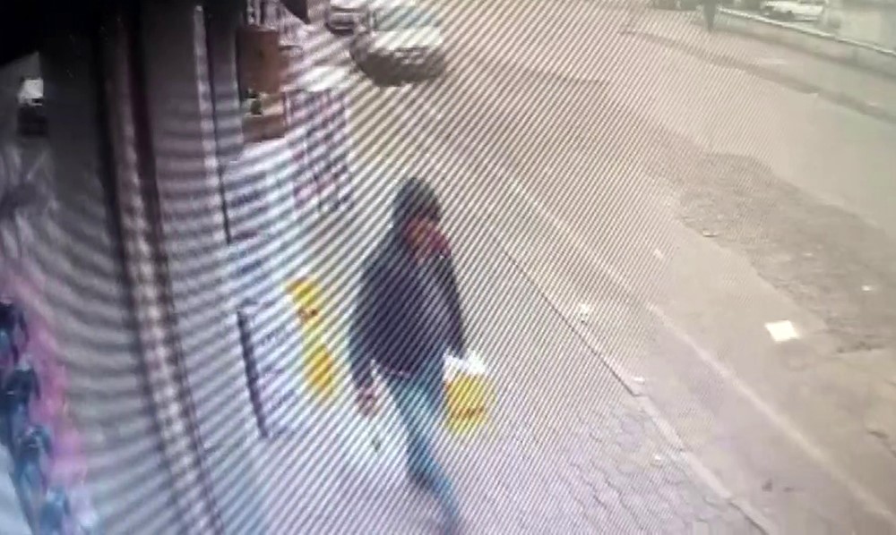 Marketin önündeki sıvı yağ kolisini çalan şahsın o anları kamerada