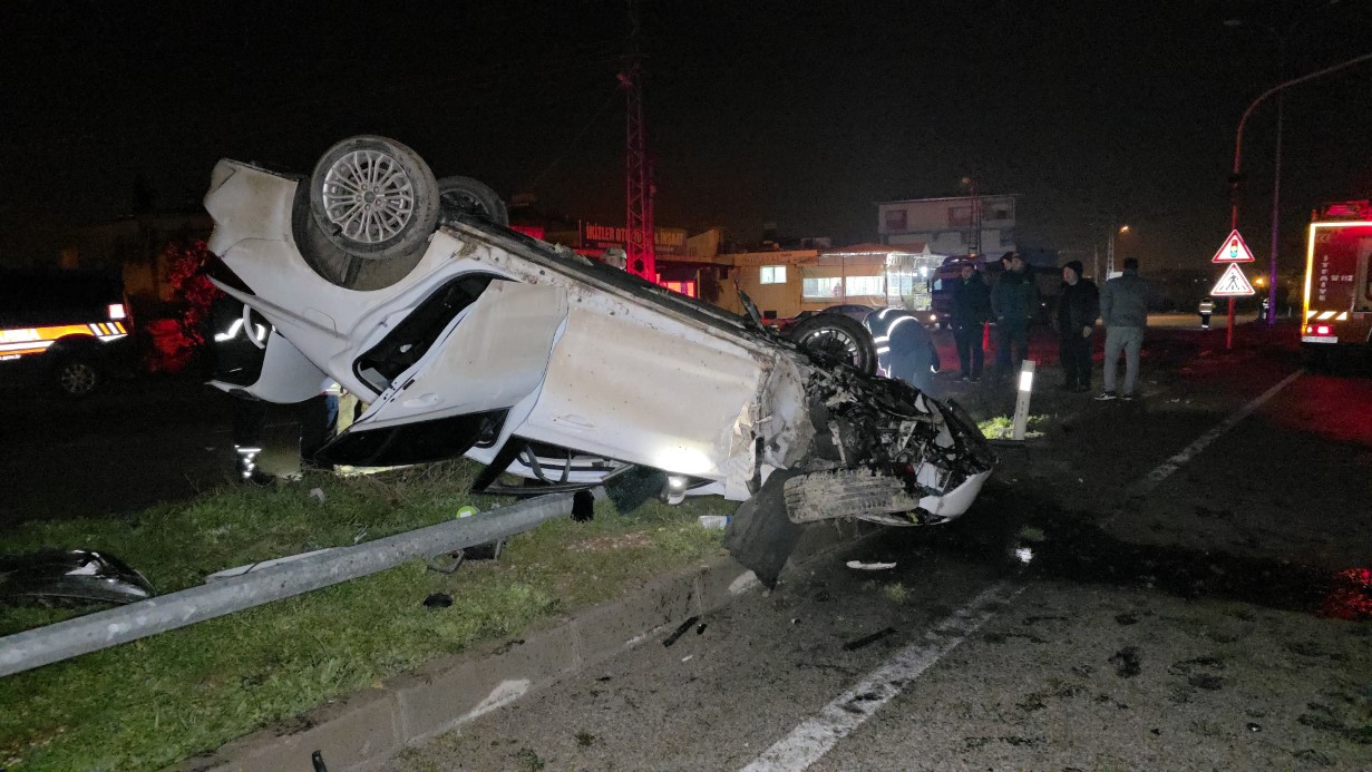 Aydınlatma direğine çarpan otomobil takla attı: 1 yaşındaki bebek öldü, anne ve baba yaralandı