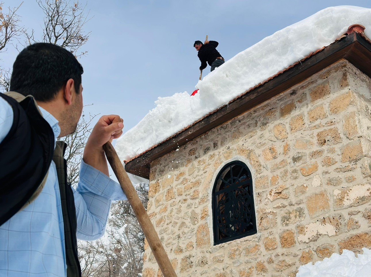 Tarihi miras onlara emanet: Muhtar ve imamdan örnek kar mesaisi