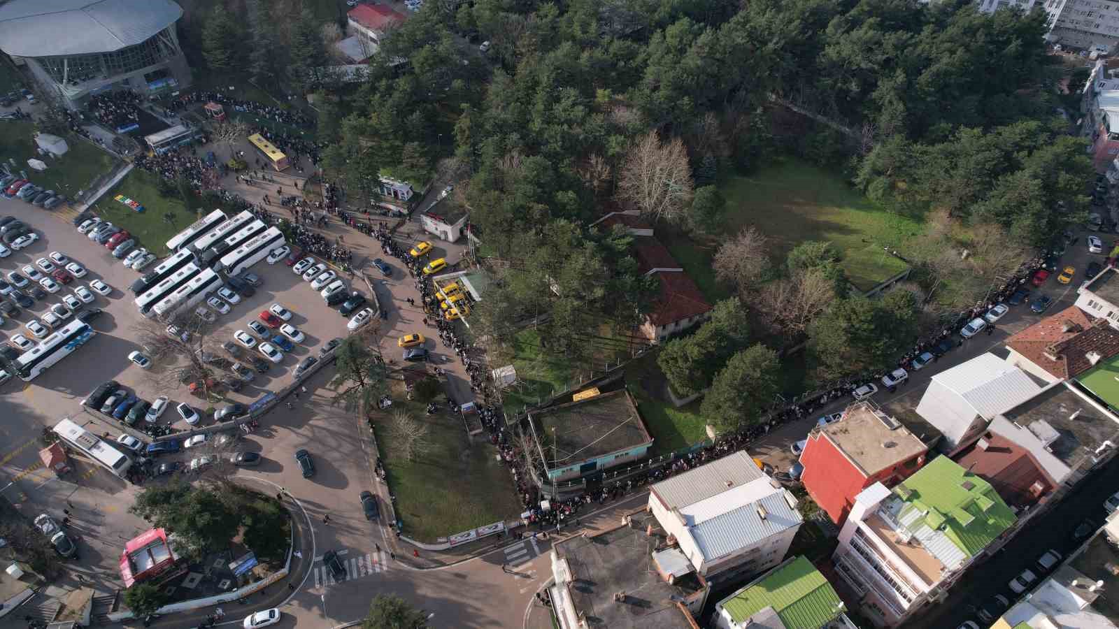 O istasyonda yine aynı manzara