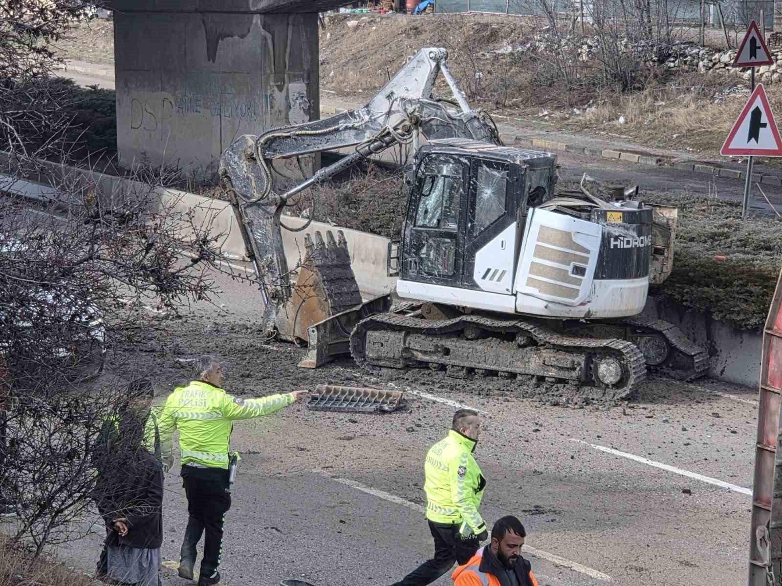 Ankara’da facianın eşiğinden dönüldü: Tırdaki kepçe köprüye takılıp yola düştü