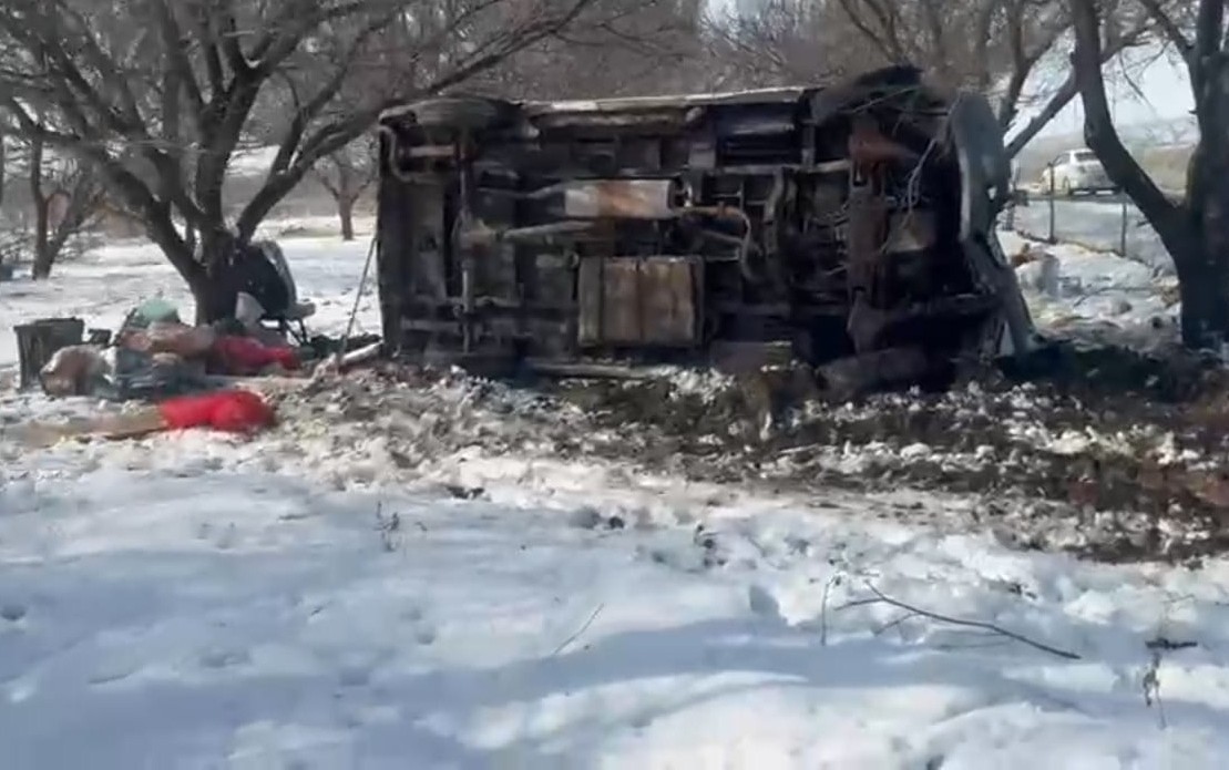Malatya’da kontrolden çıkan minibüs kayısı bahçesine uçtu