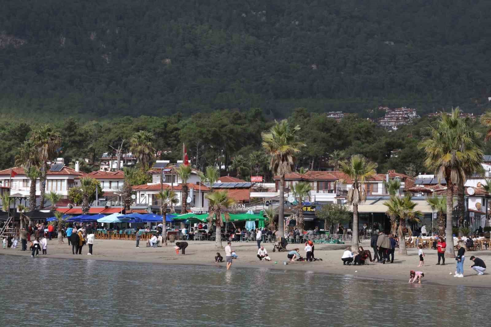 Akyaka’da güneşli hava sahilleri doldurdu