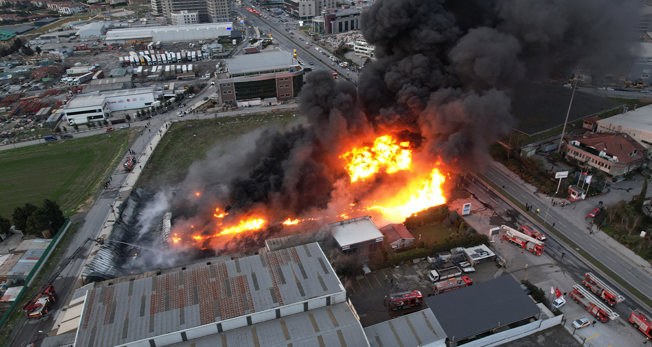 Büyükçekmece'de plastik kasa üretimi yapan fabrikada yangın