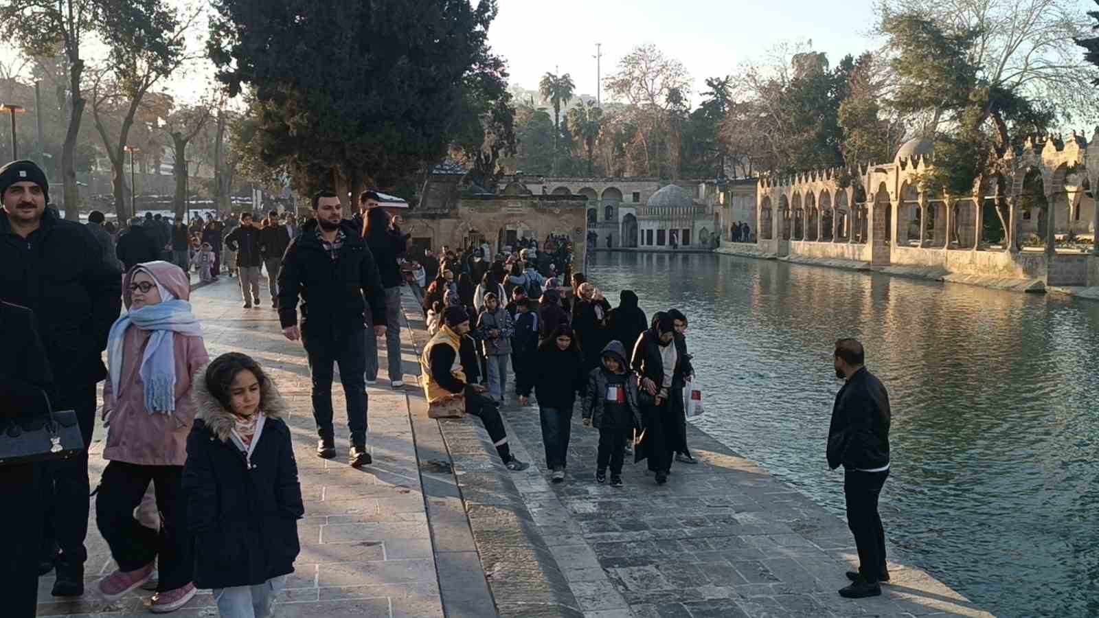 Güneşi gören soluğu Balıklıgöl’de aldı