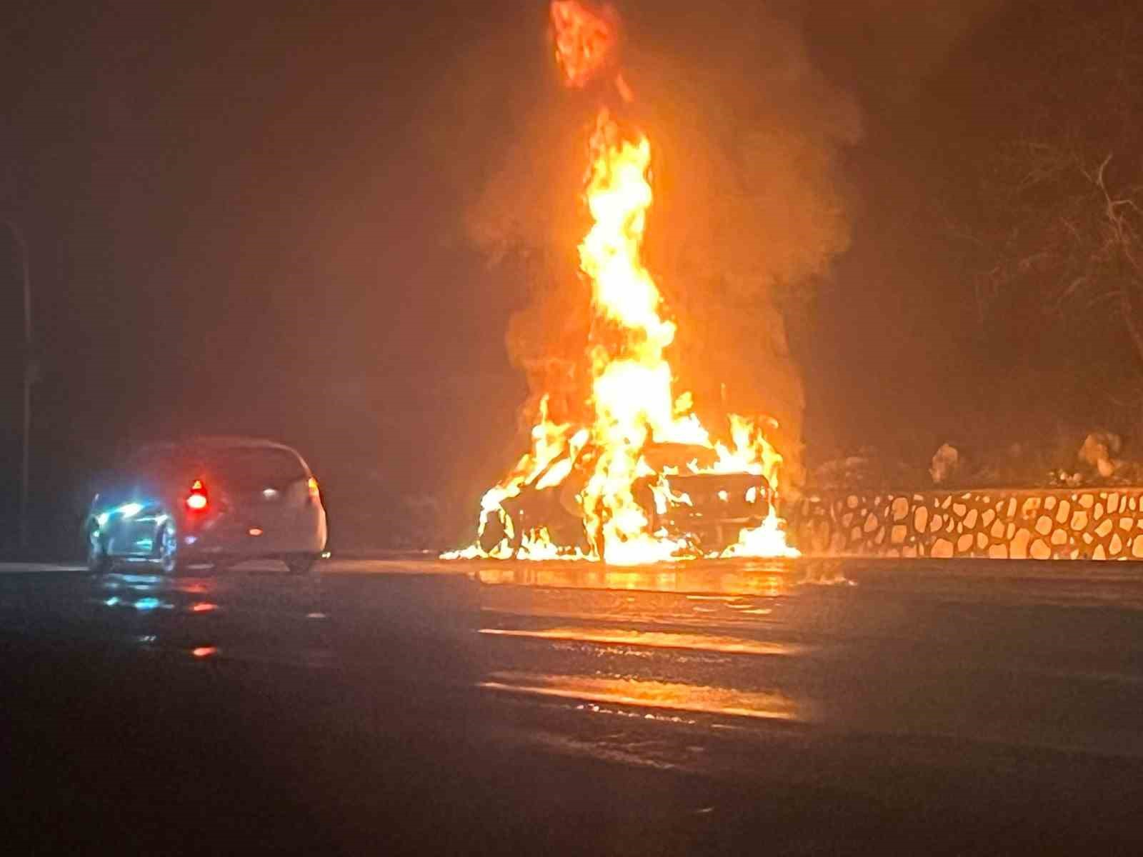 Burdur’da lüks otomobil alev alev yandı