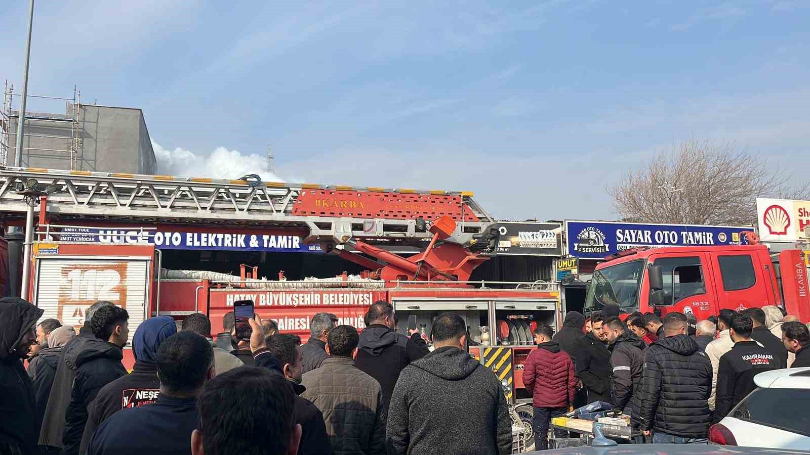 Yangını cep telefonuyla görüntülemek için birbirleriyle yarıştılar