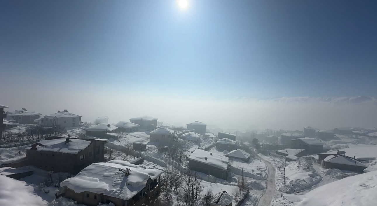 Yüksekova’da buz sarkıtları 3 metreyi aştı