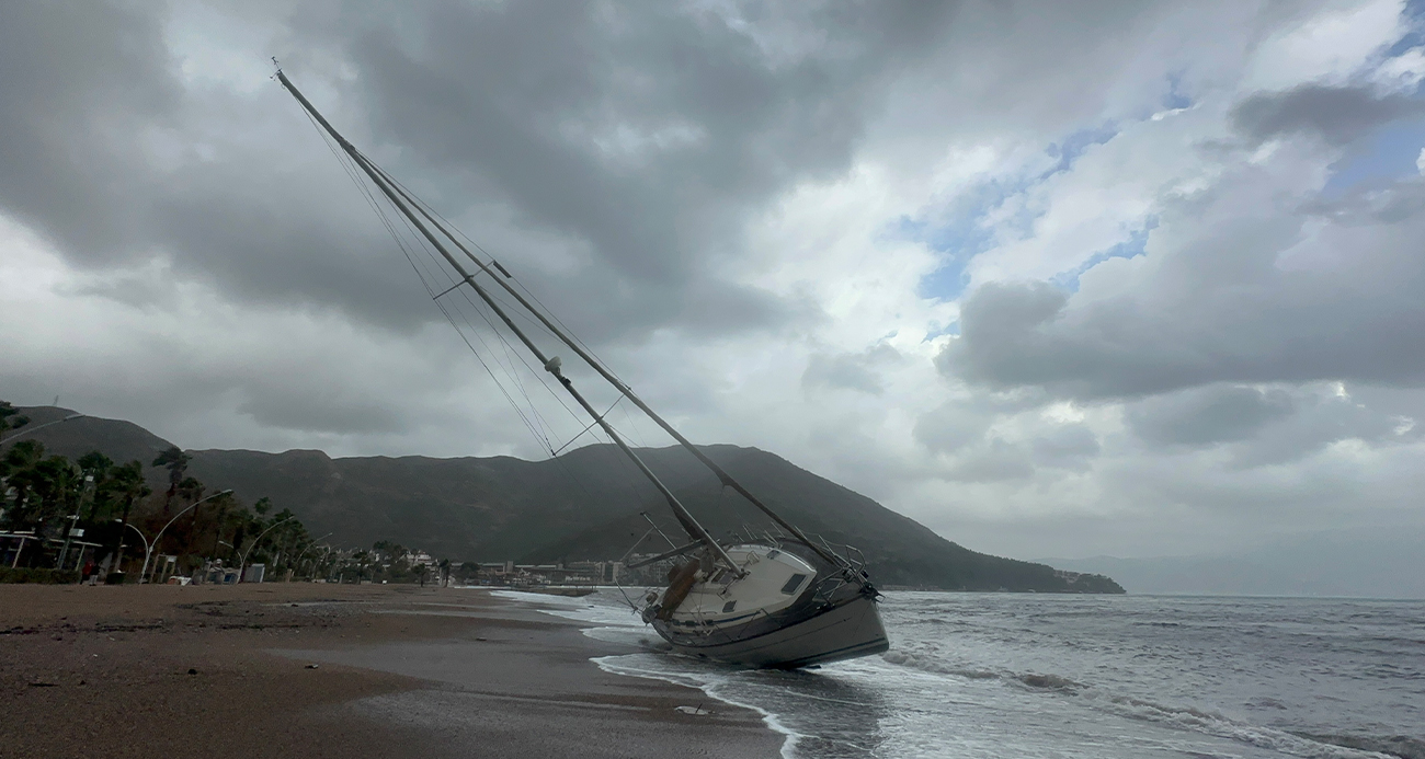 Marmaris’te şiddetli fırtına ve sağanak yağış etkili oluyor