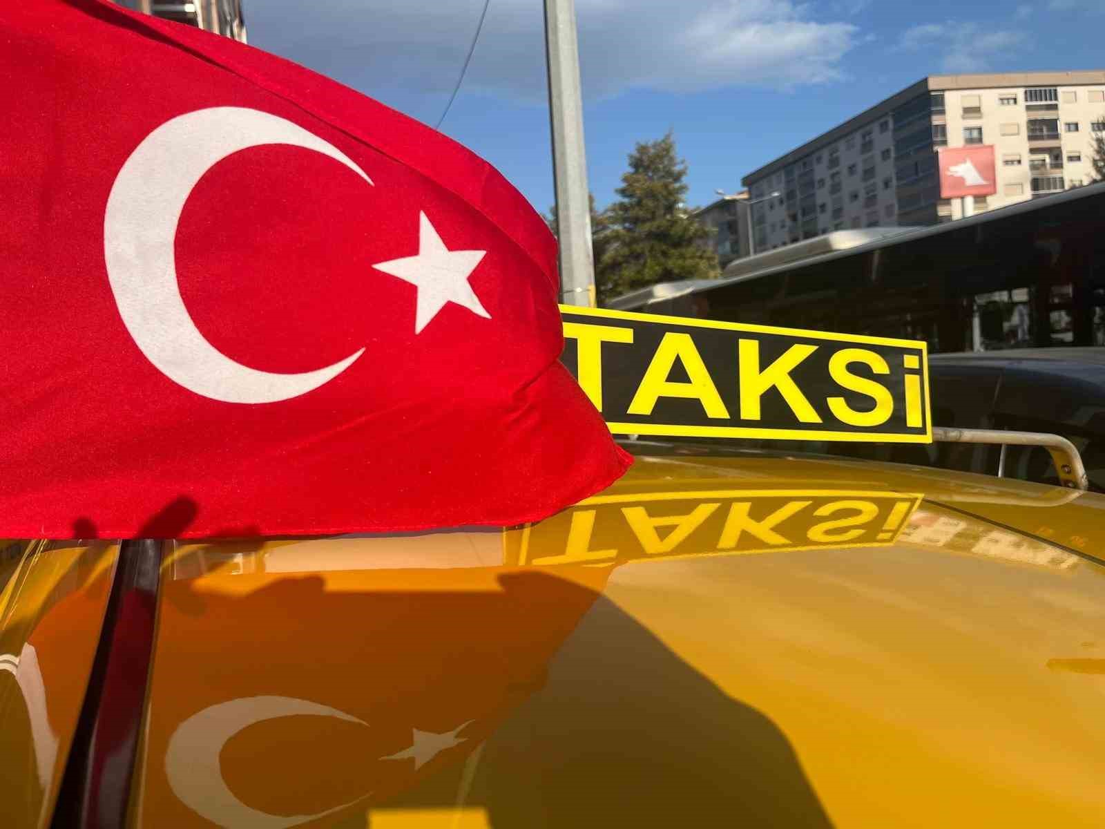 İzmir’de taksicilerden Türk bayraklı konvoy