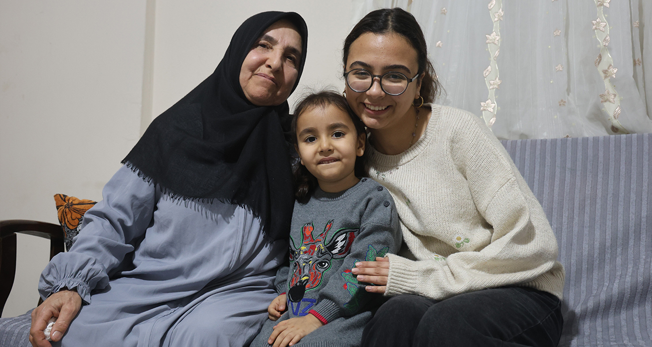Depremde 3 evladını kaybeden acılı anne, çocuklarının kendine emaneti olan torunlarıyla hayata tutundu