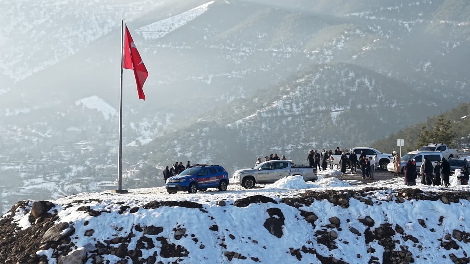 Hatay’ın zirvesinde gururlandıran bayrak değişimi
